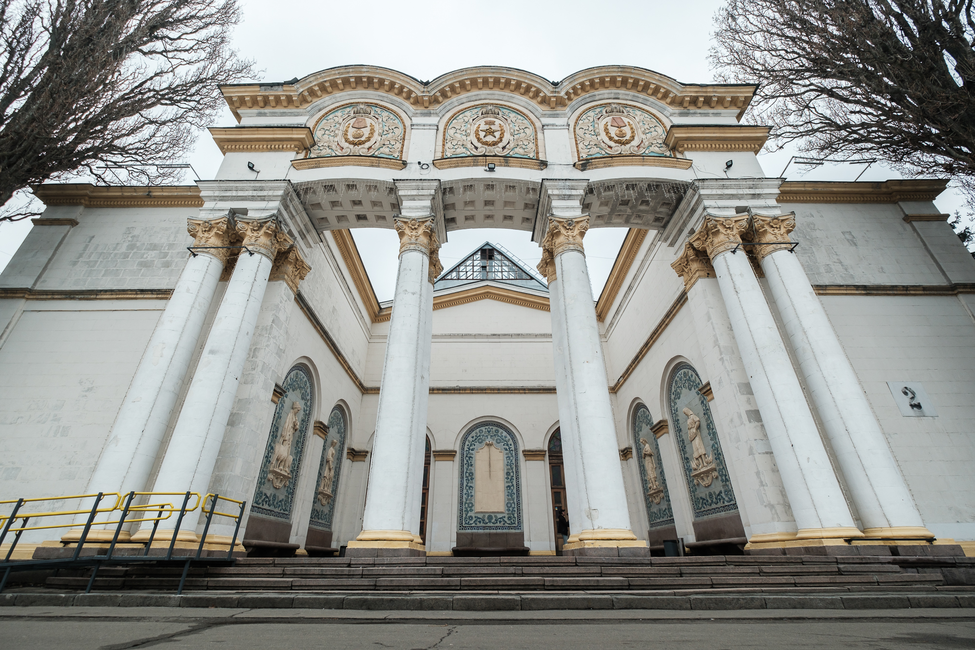 Серп и молот на ВДНХ: почему до сих пор не демонтировали символы СССР и что с ними будет дальше